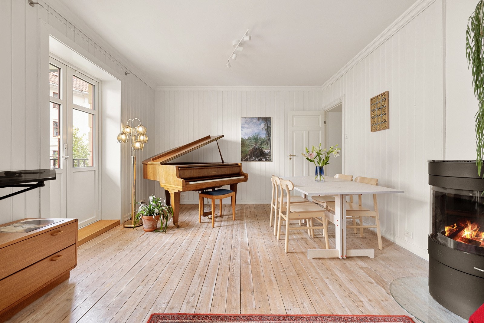 Montert lekker peisovn i stuen som varmer godt, samt sklir pent inn som et eget interiør i stuen. Galleribilde