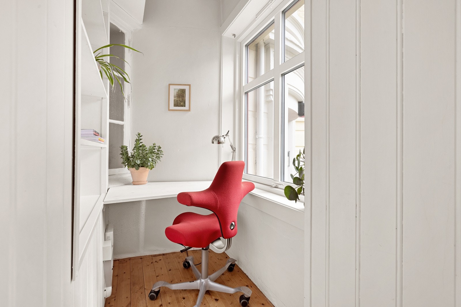 Fra stuen er det også tilkomst til et praktisk kontor. Galleribilde