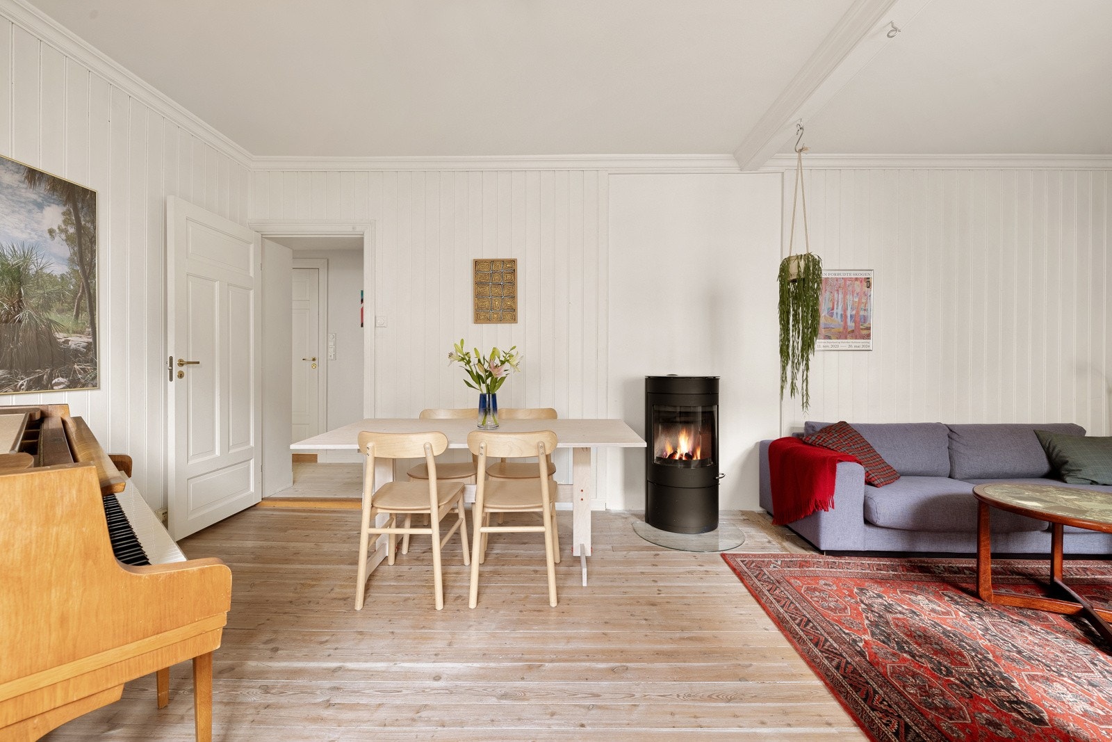 God plass til en større spisegruppe på stuen. Galleribilde
