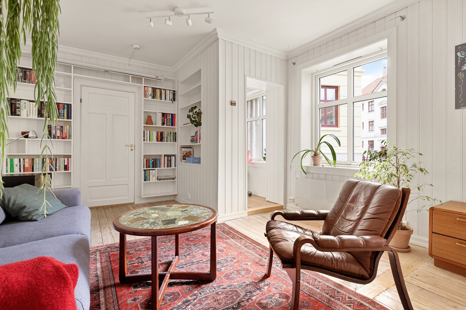 De plassbygde bokhyllene gir god plass til favorittbøkene, samt til ytterligere interiør. Galleribilde