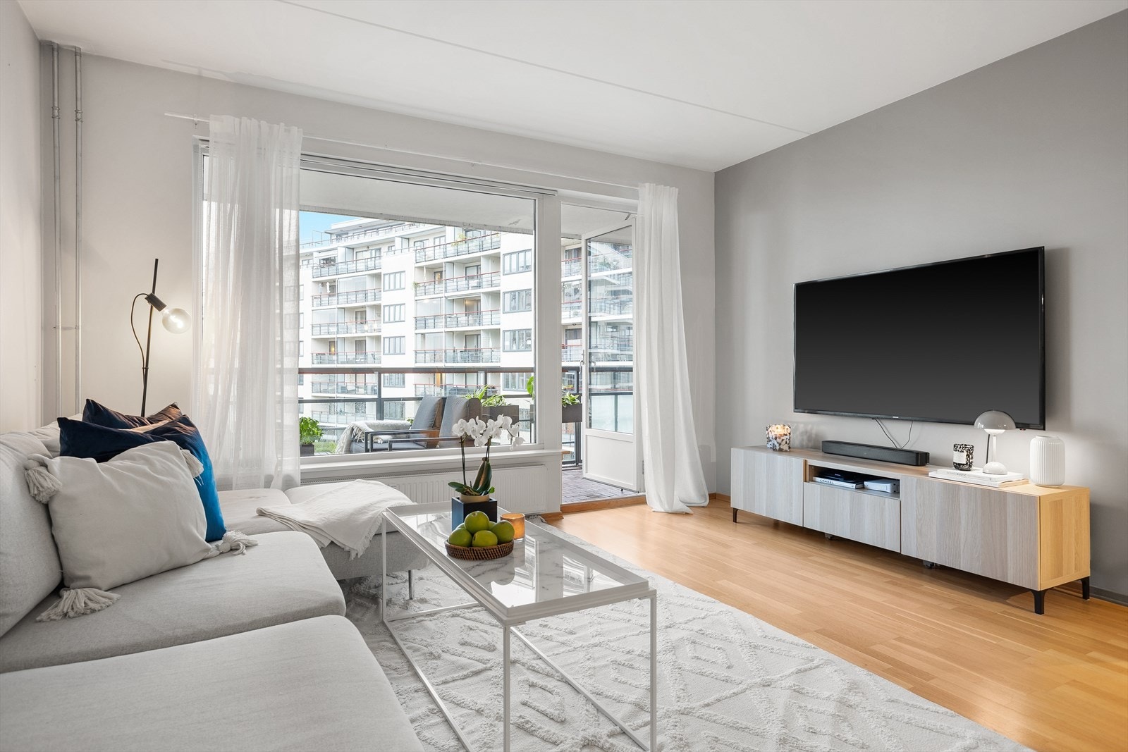 Romslig og lys stue med god plass til stor sofa og mediamøblement. Galleribilde