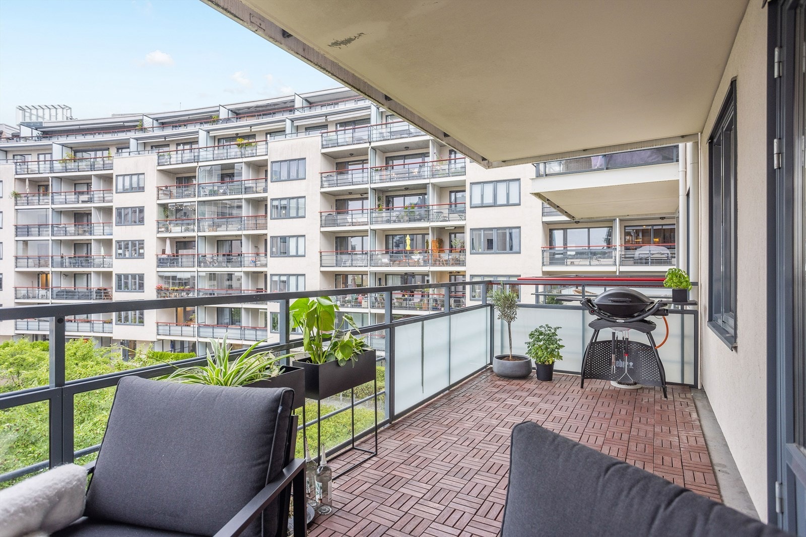 God plass til lougemøbler og spisegruppe på balkongen. Galleribilde