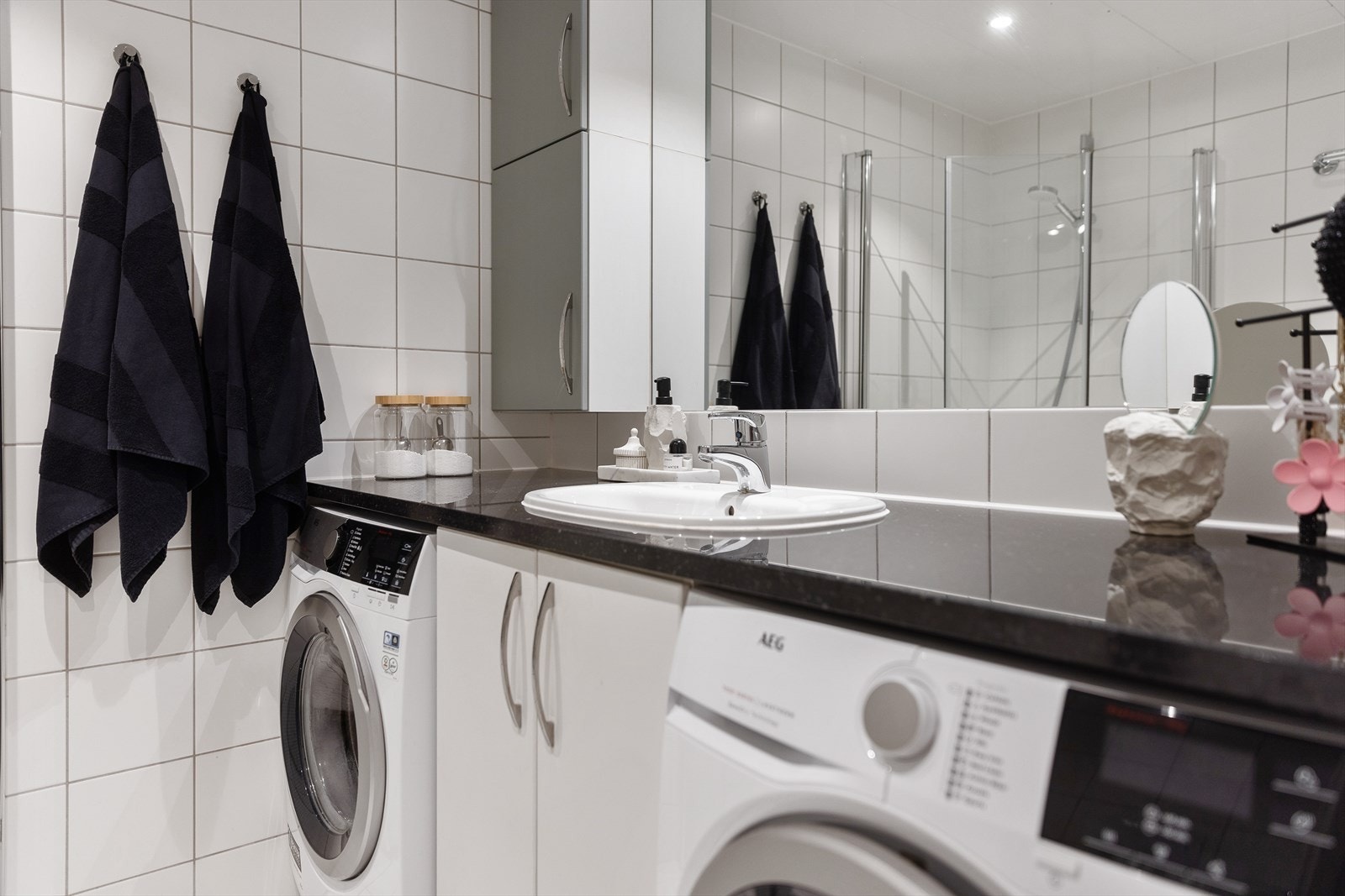 Badet har hel benkeplate i granitt Galleribilde