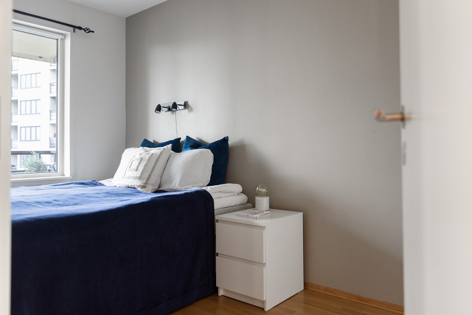 Fra stuen er det adkomst til boligens soverom. Galleribilde