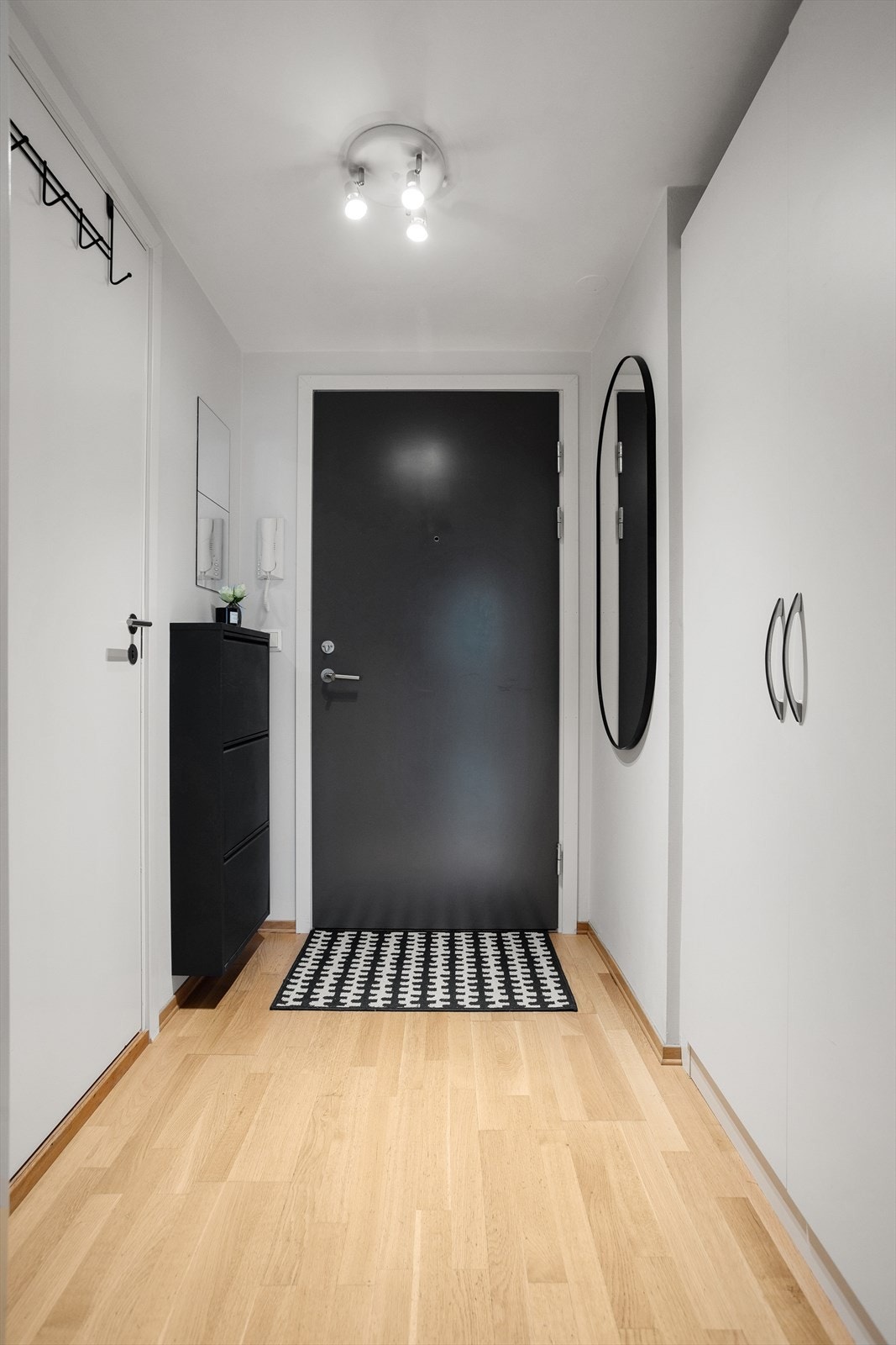 Leilighetens entré er lys og gir et positivt førsteinntrykk av boligen. Praktisk garderobe med god plass til å henge fra seg yttertøy. Galleribilde