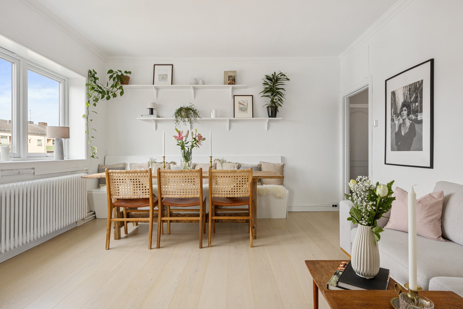 Den gode størrelsen på stuen gjør at den er svært enkel å innrede og har flere naturlige soner Galleribilde