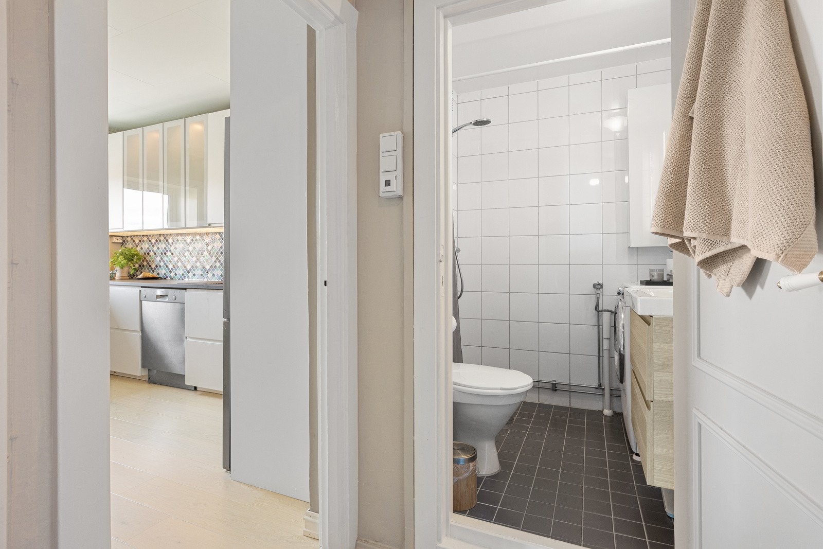 Badet ligger vegg i vegg med kjøkkenet Galleribilde