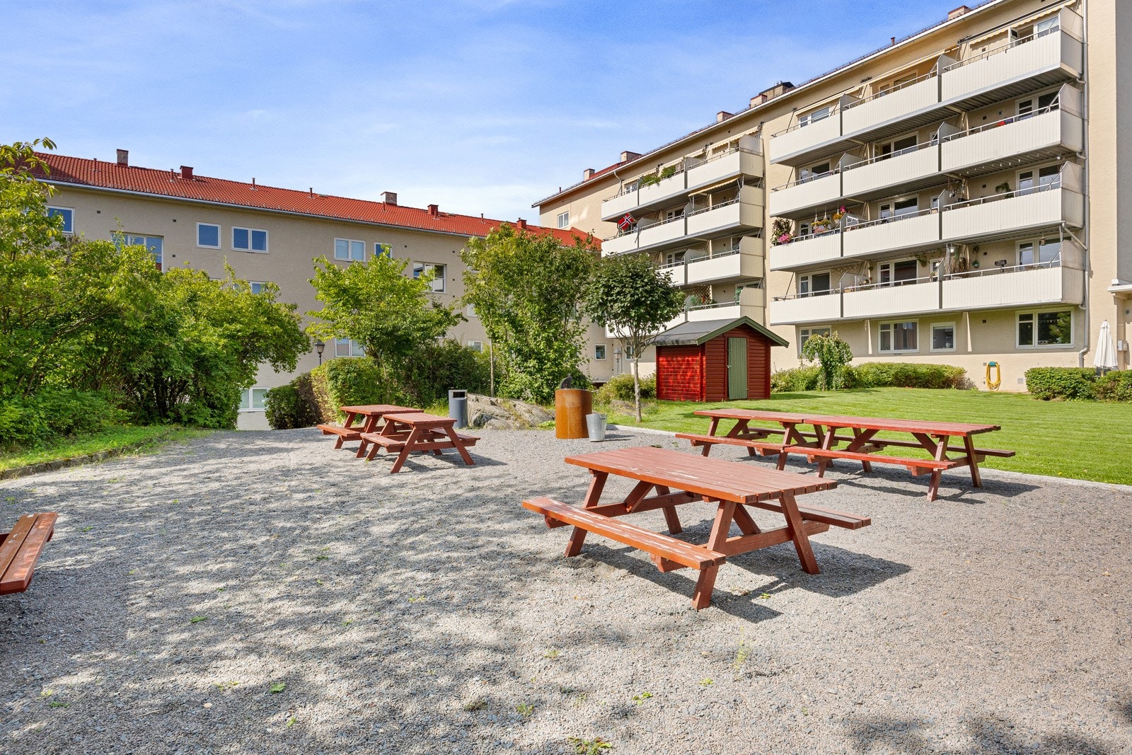 Denne er fint opparbeidet med flere sittegrupper Galleribilde