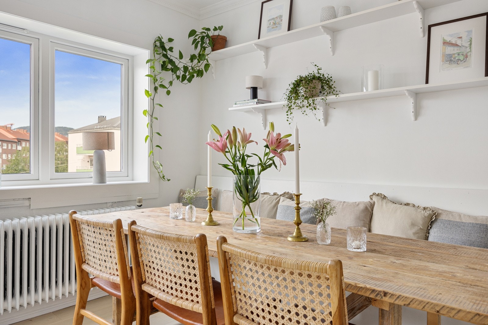 Stuen er på rett over 20 kvm og har store vinduer med fin utsikt Galleribilde