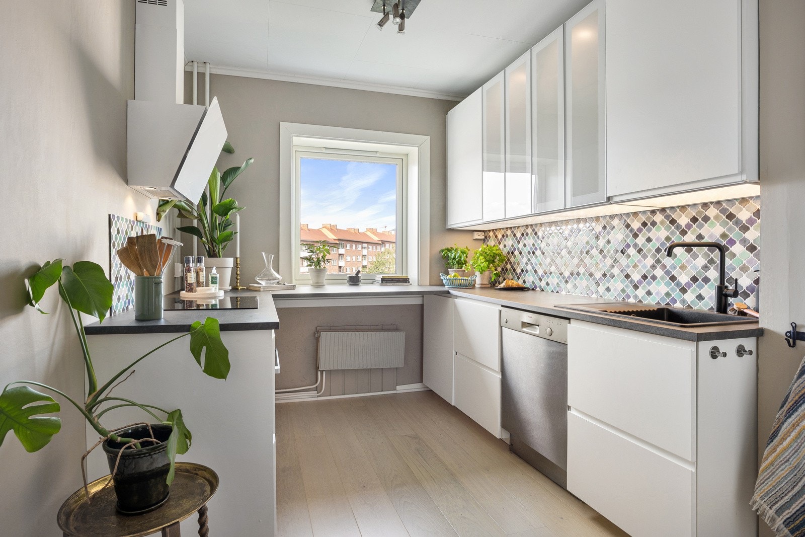 Stort kjøkken med svært god boltreplass for hobbykokker Galleribilde