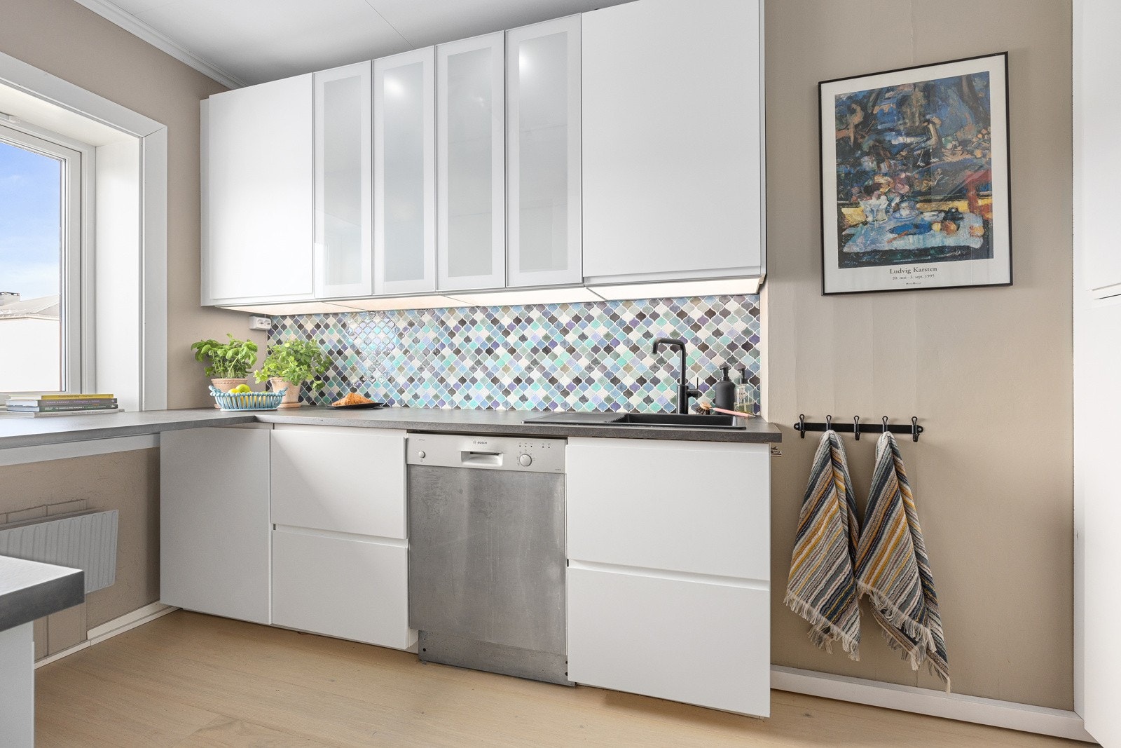 Kjøkkenet ble pusset opp i 2020 og har meget god lagrings og benkeplass Galleribilde