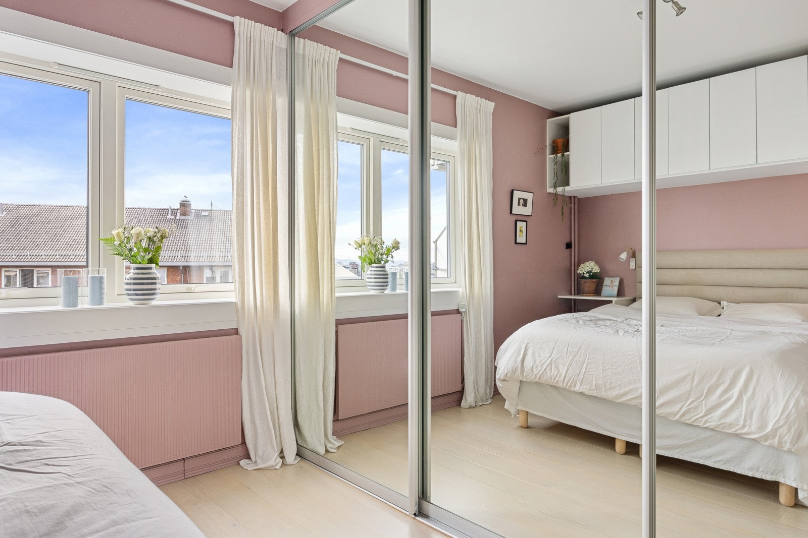 Her er det også plass til dobbeltseng med nattbord på hver side Galleribilde