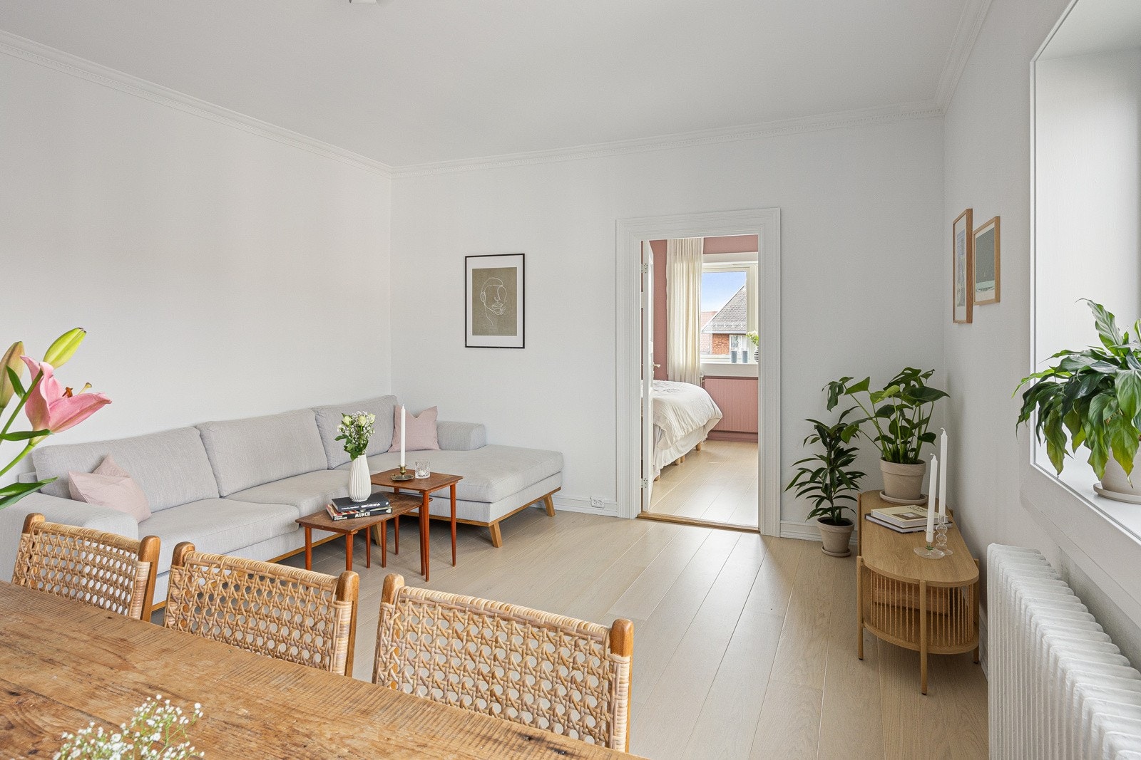 Videre inn i leiligheten finenr du soverommet Galleribilde