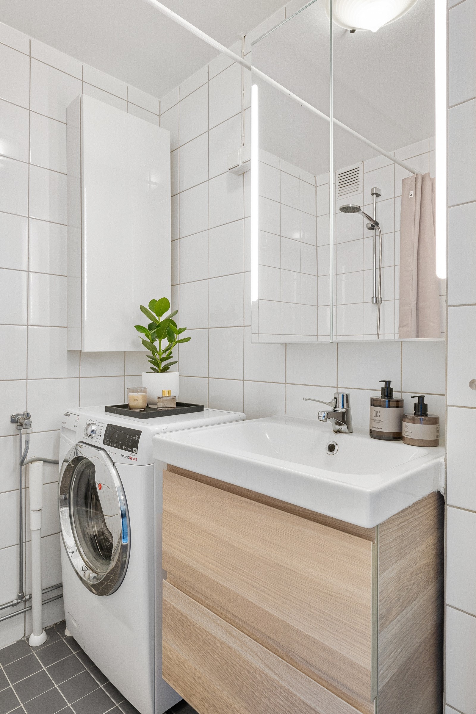 På badet er det varme i gulvet og oppkobling til vaskemaskin Galleribilde