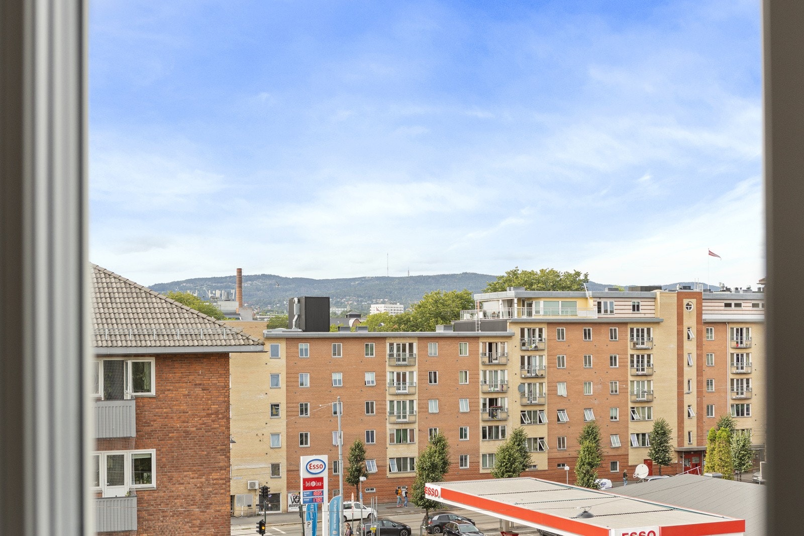 Store vindusflater kombinert med fritt utsyn og god planløsning sørger for at leiligheten føles svært luftig Galleribilde