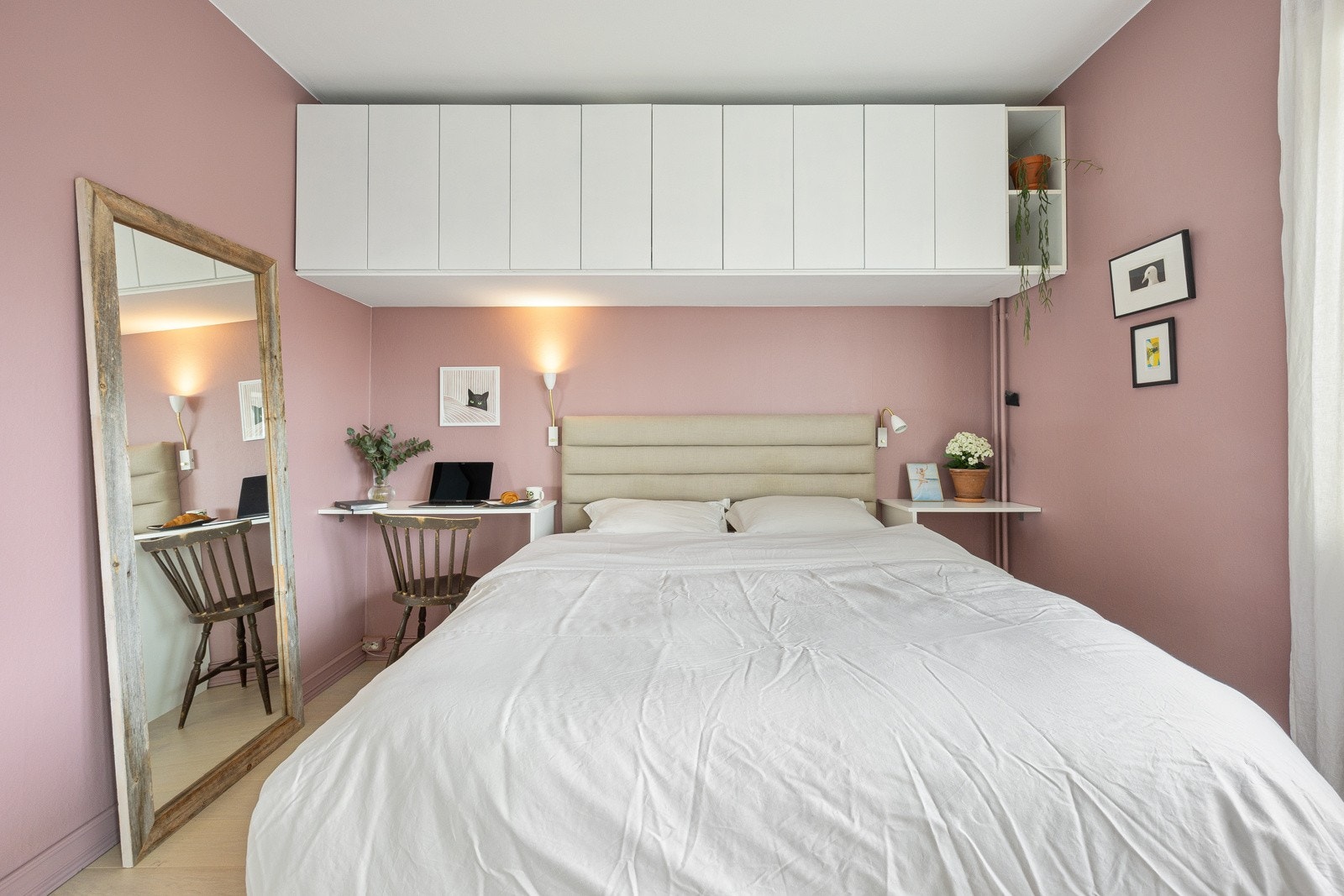 Hyller for ekstra lagringsplass over sengen Galleribilde