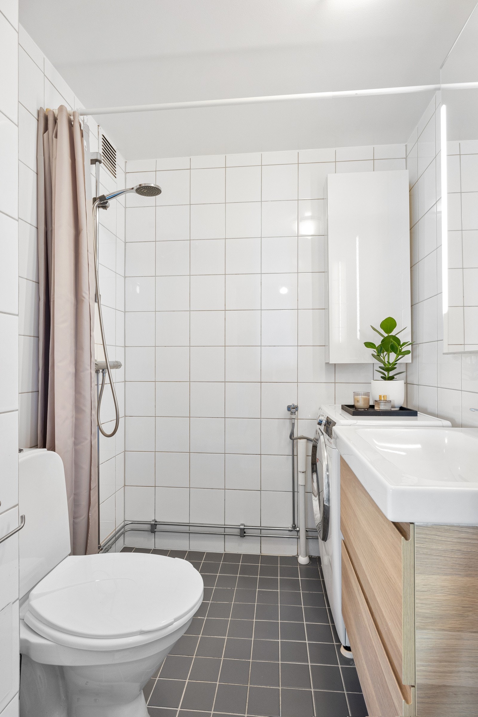 Romslig flislagt bad fra 2007 Galleribilde