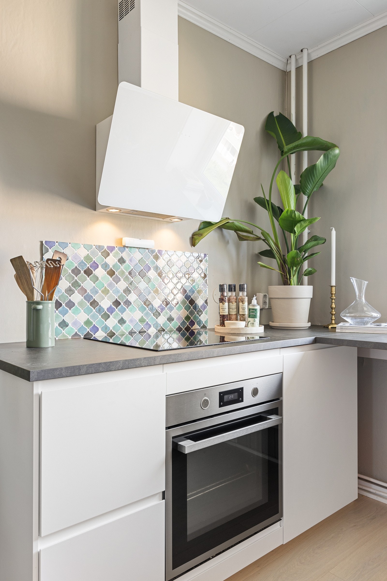 På veggen over kjøkkenbenken er det montert veggplater som sørger for enkel rengjøring Galleribilde