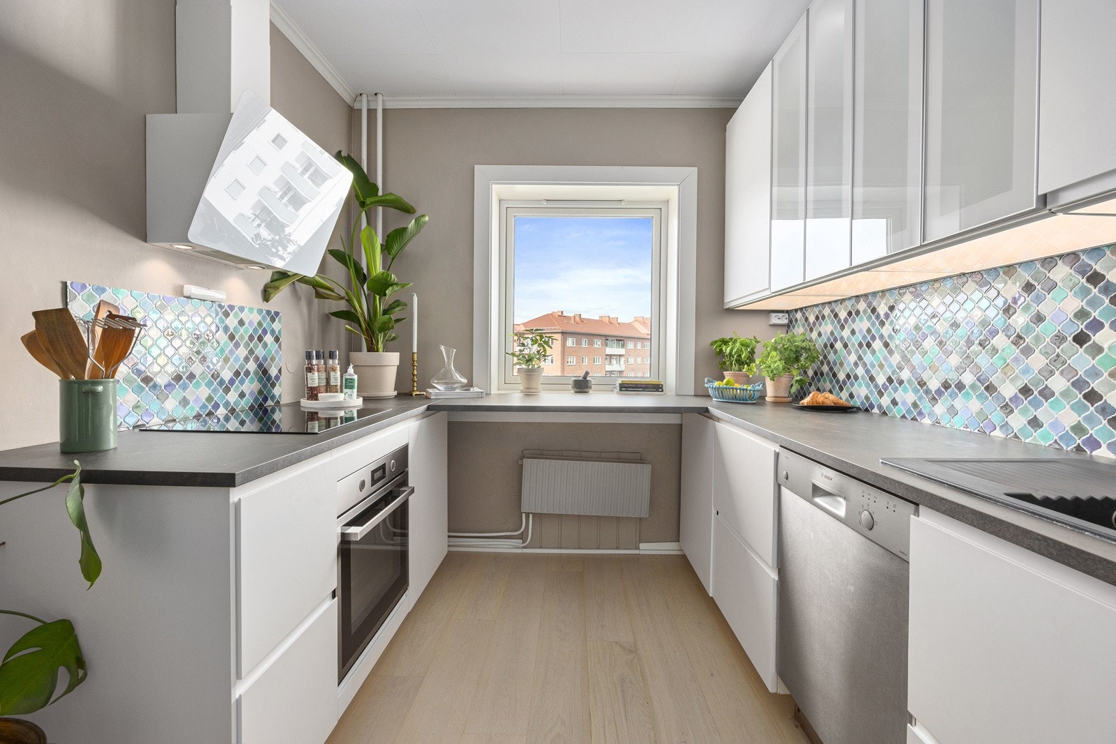 Vindu på kjøkkenet sørger for fin utsikt og rikelig med naturlig lys Galleribilde