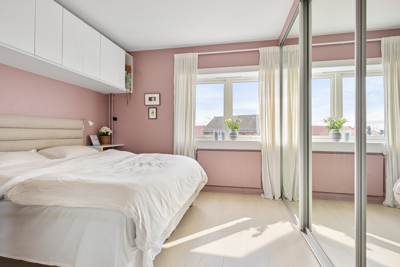 Romslig soverom med stor skyvedørsgarderobe Galleribilde