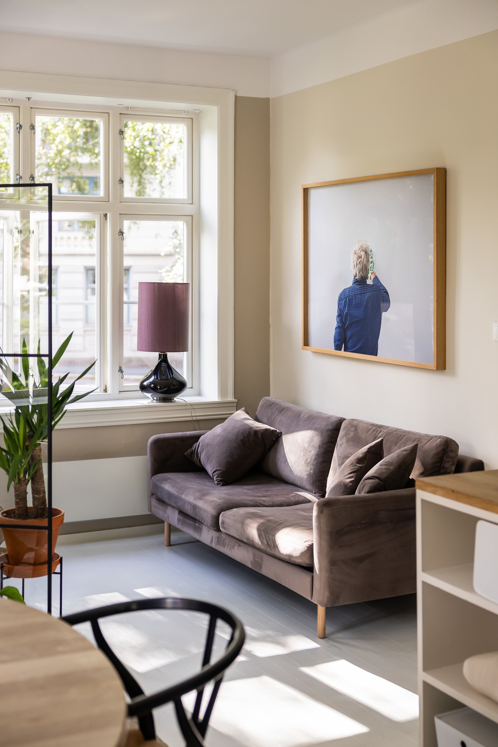 En flott og lys stue i boligens 1 etasje gir fine møbleringsmuligheter Galleribilde