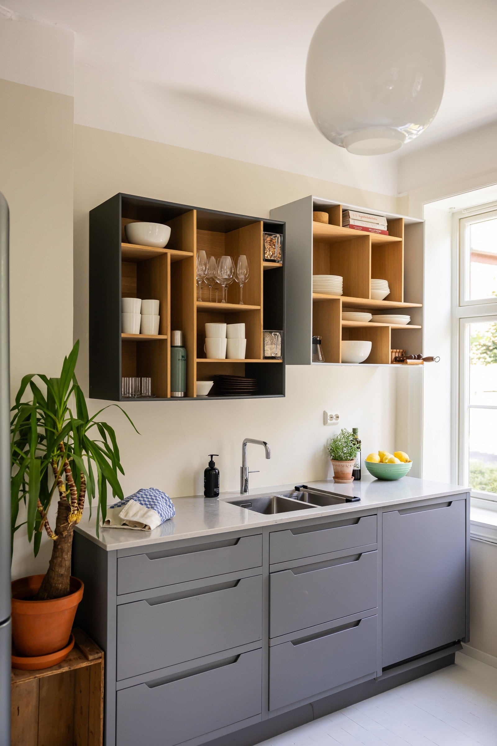 Det er rikelig med skap- og benkeplass. Lekre detaljer som åpne hyller/overskap Galleribilde