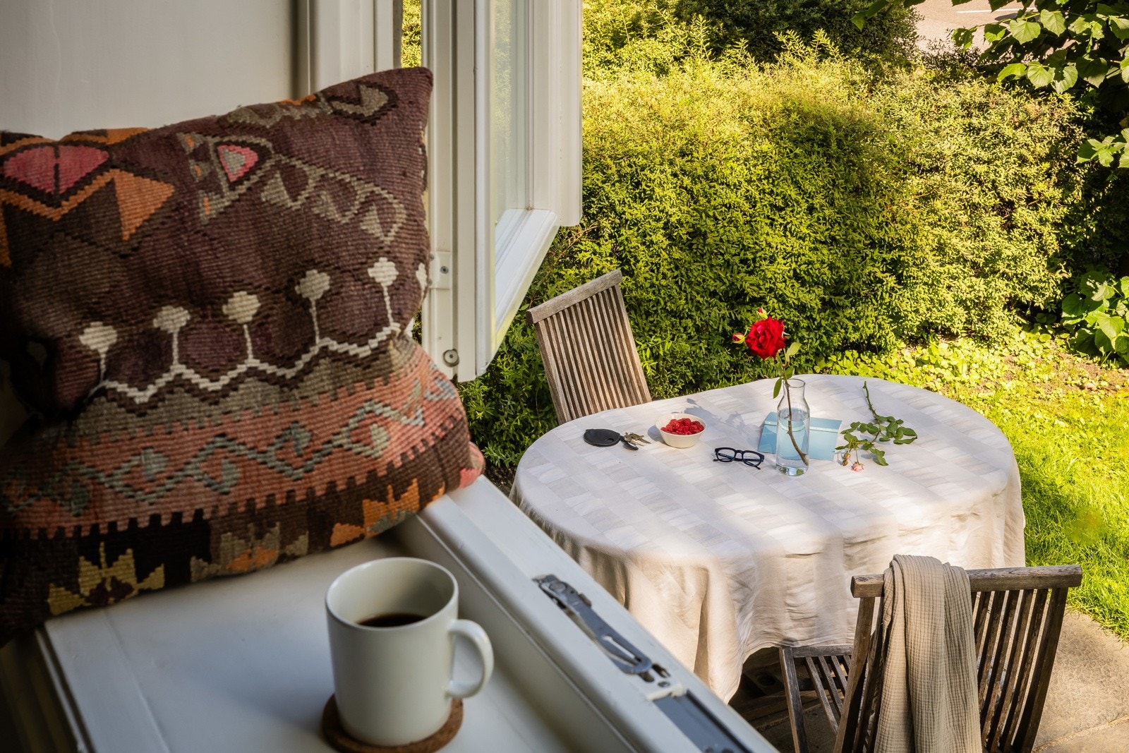 Utsyn fra kjøkken mot den hyggelige forhagen Galleribilde