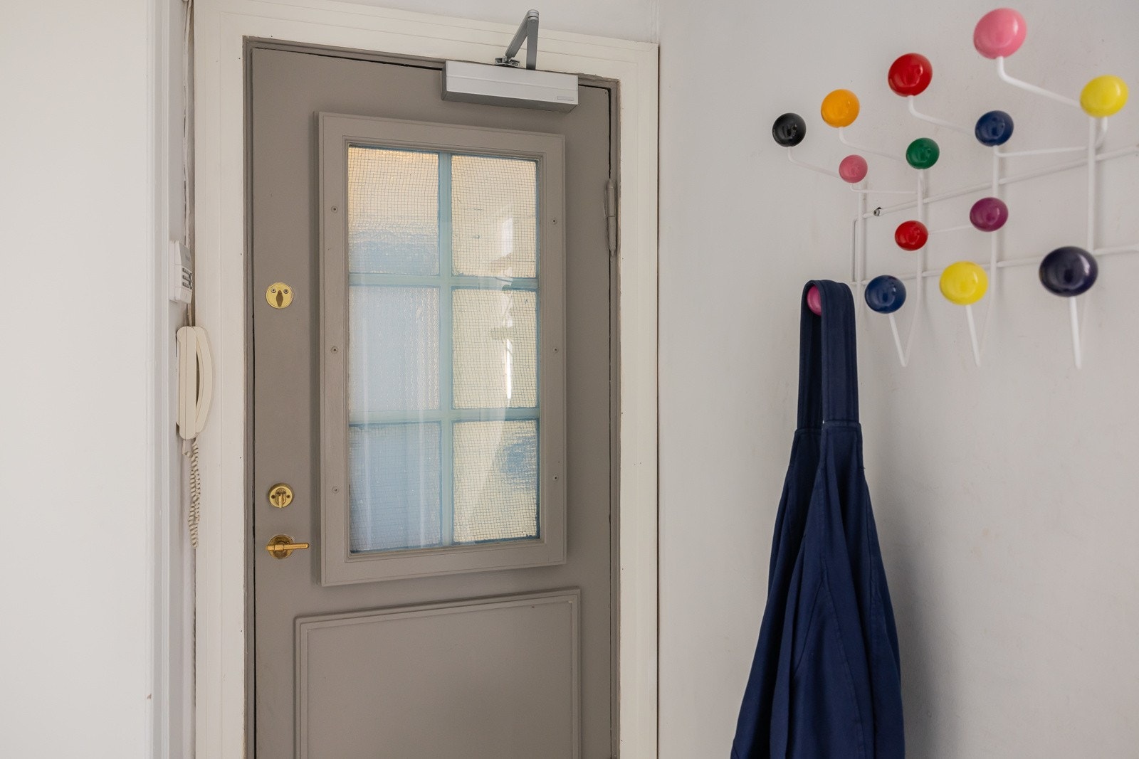 Entreen gir et godt førsteinntrykk og det er gode garderobemuligheter. Her er det også videre inngang til hybel Galleribilde