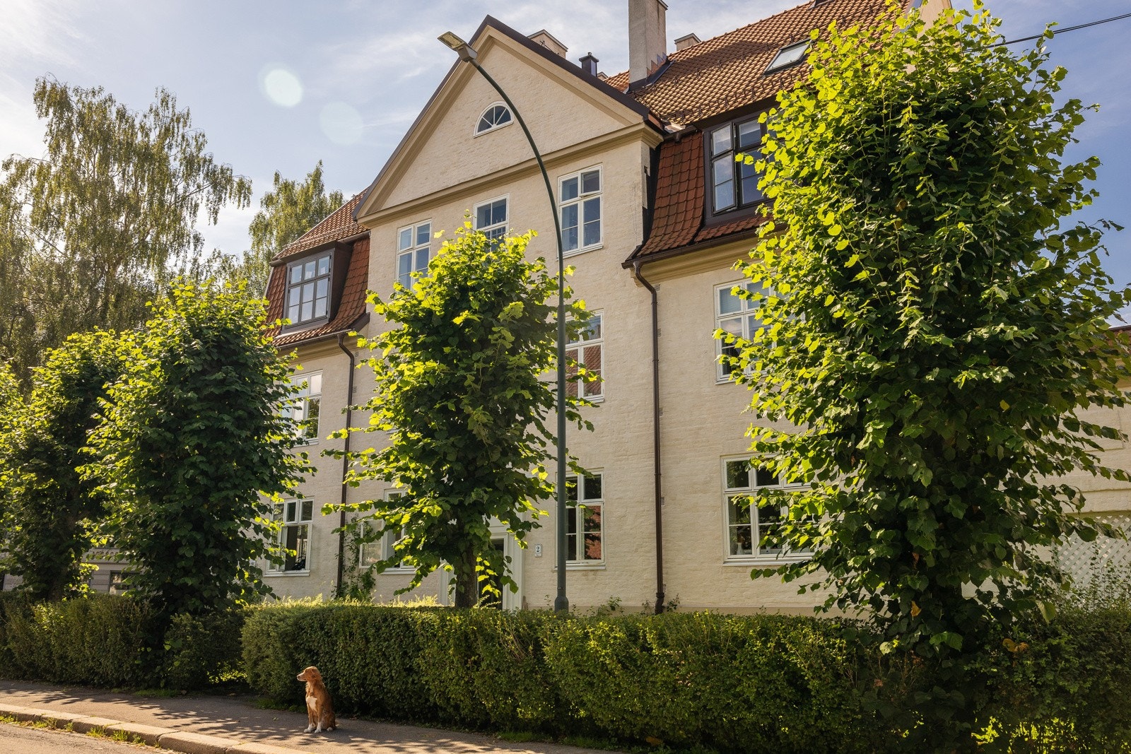 Unik og lekker hjørneleilighet over to plan i populære Lindern Hageby Galleribilde