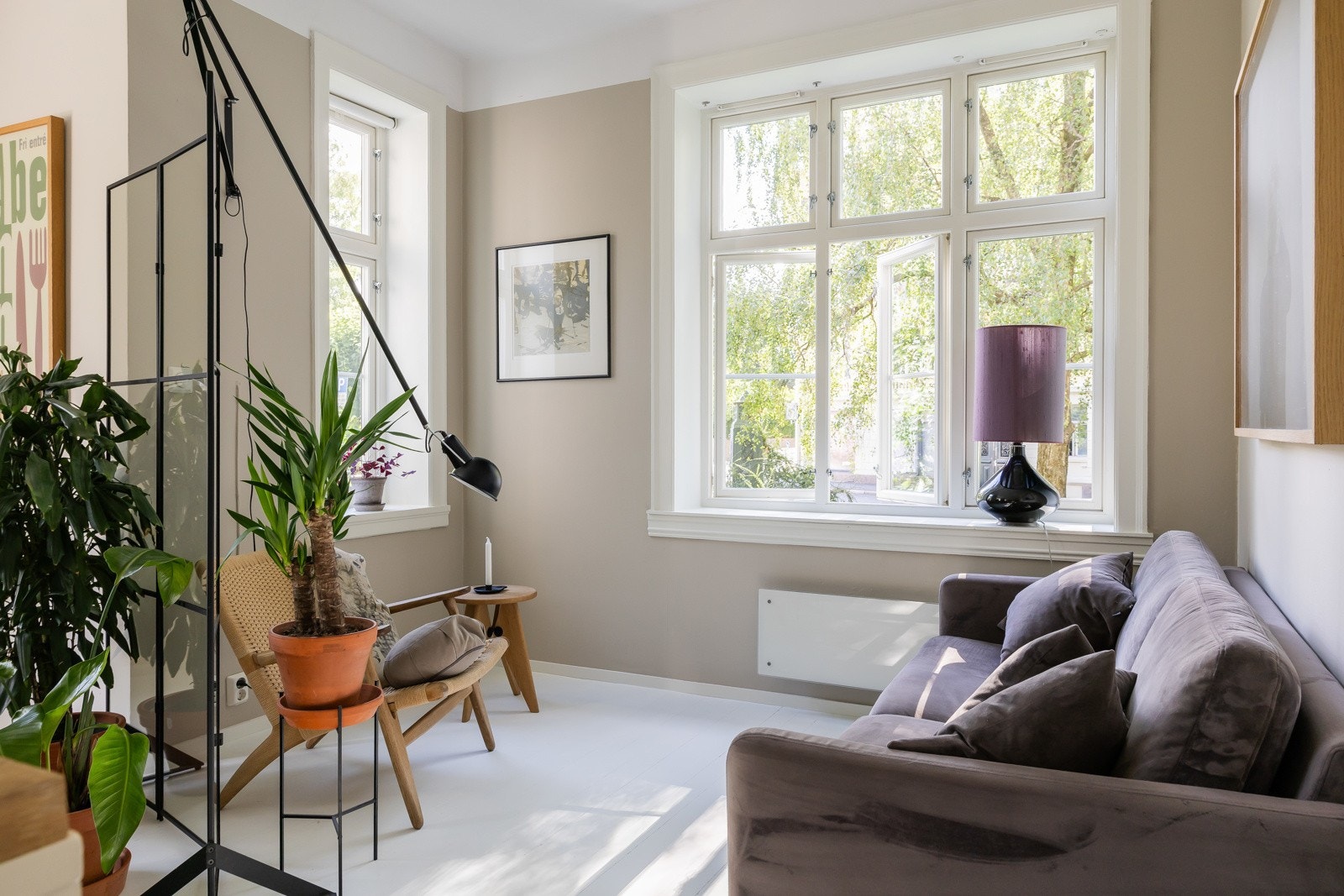 Rommet har en hyggelig utforming med flere vinduer Galleribilde