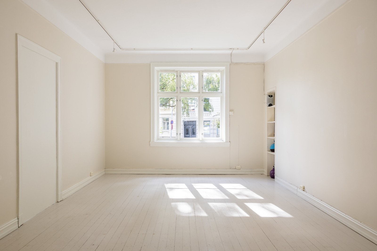 Hybelen består av en romslig stue/soverom med god plass til seng og andre møbler, mm Galleribilde