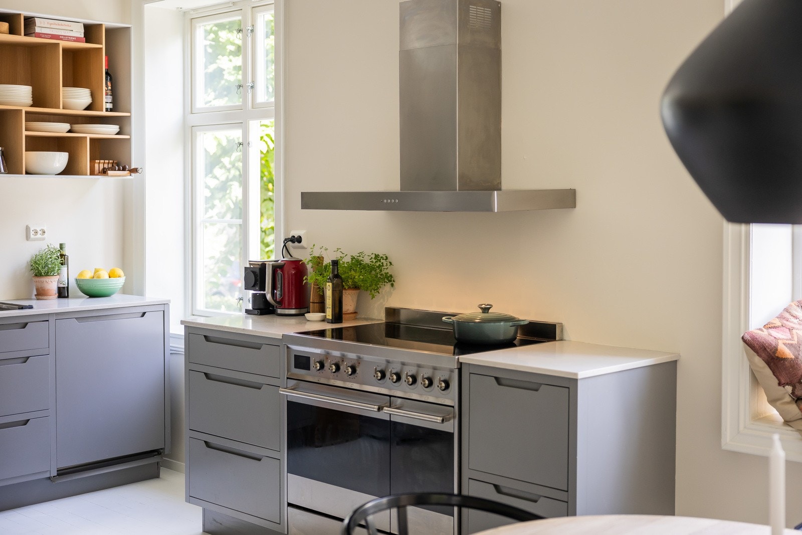 En frittstående komfyr med kullfilterventilator Galleribilde