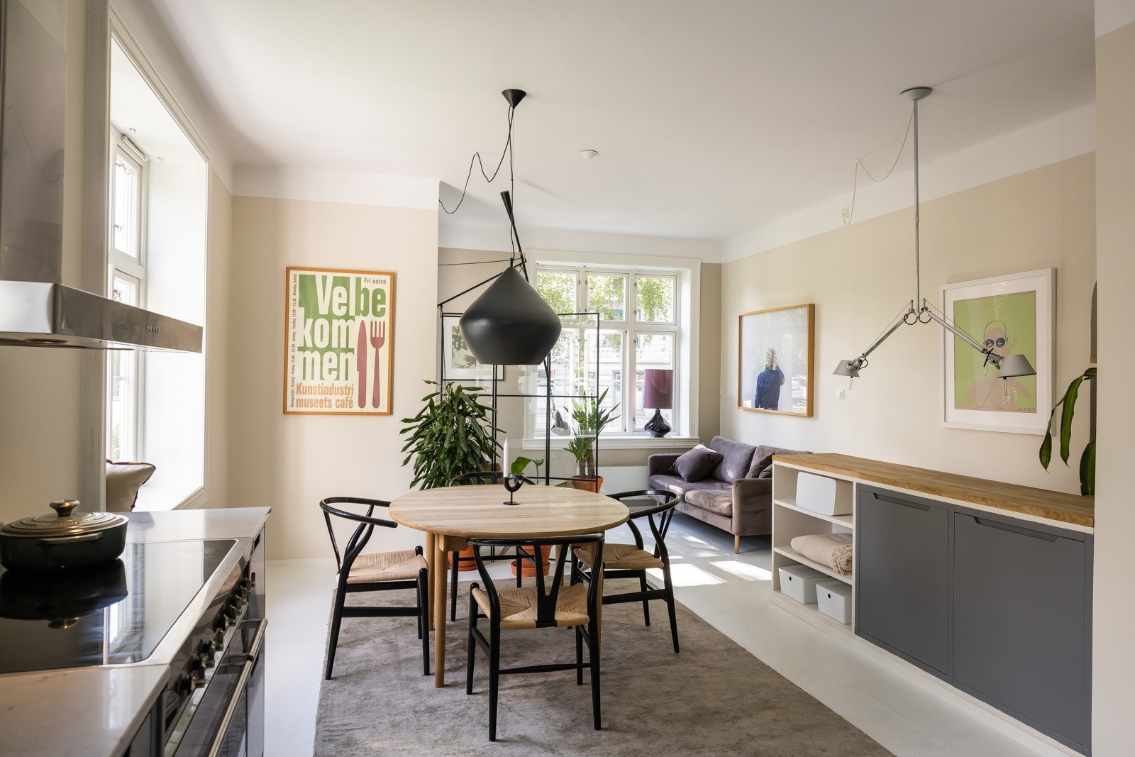 Leiligheten har en nydelig rominndeling som opplevese lys og luftig Galleribilde