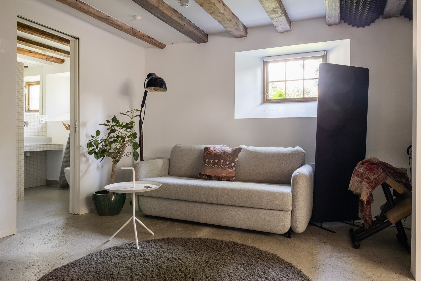 En romslig kjellerstue som i dag benyttes som Tv-stue Galleribilde