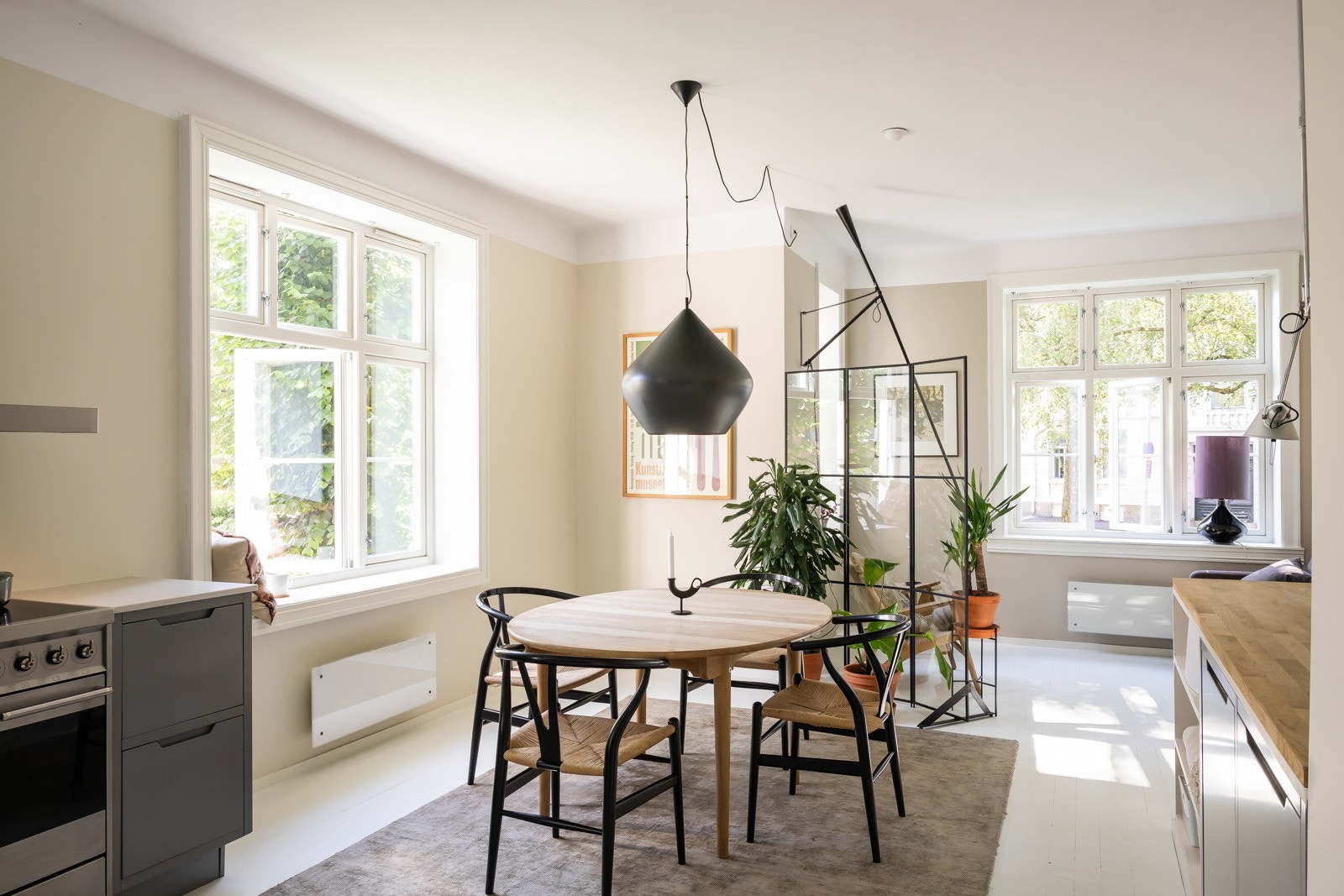 Overflaten fremstår moderne da de er malt i tidsriktige farger Galleribilde