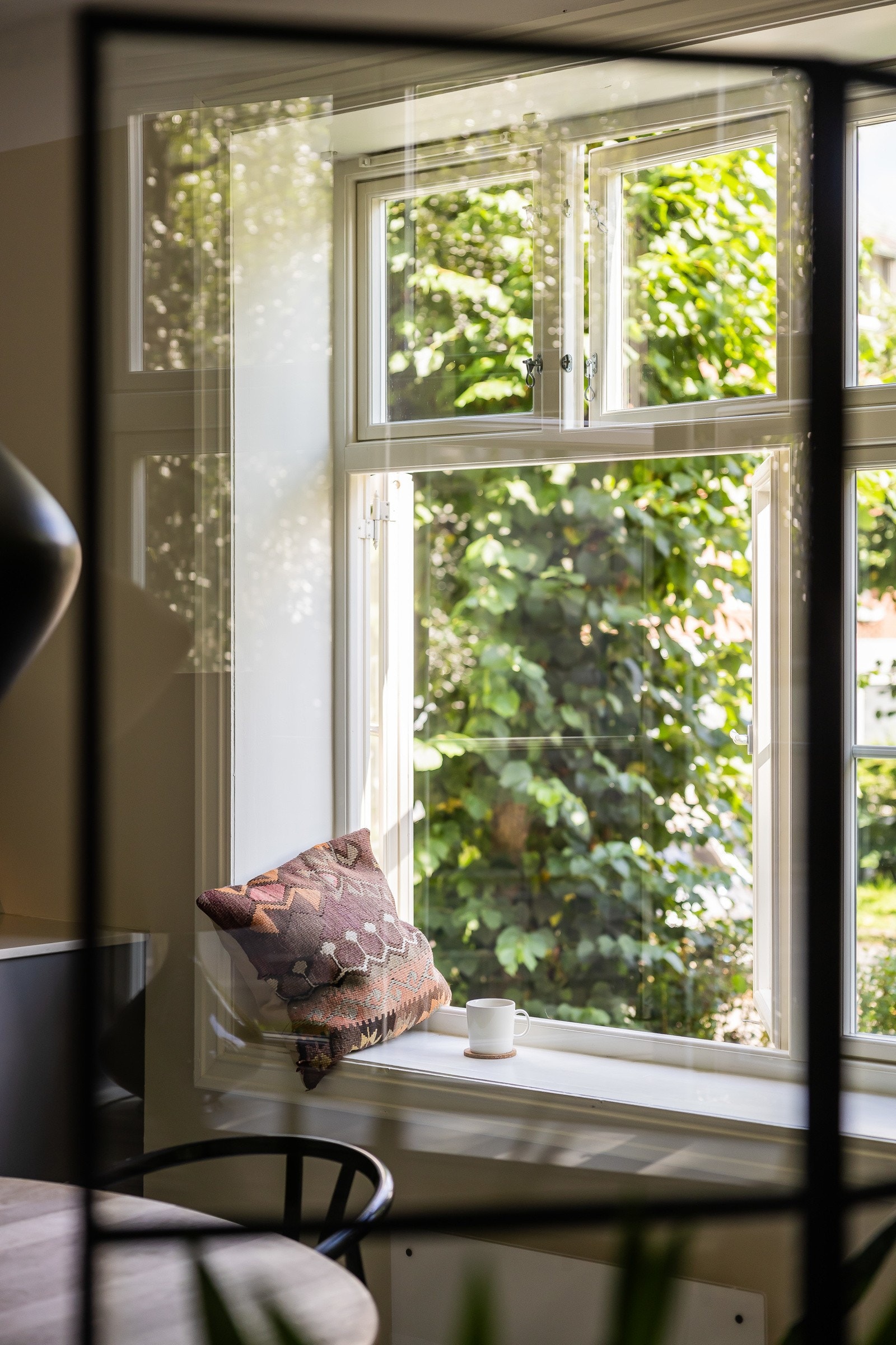 Det er rikelig med vindusflater som slipper inn naturlig lys. Da dette er en hjørneleilighet oppleves den meget lys og luftig Galleribilde