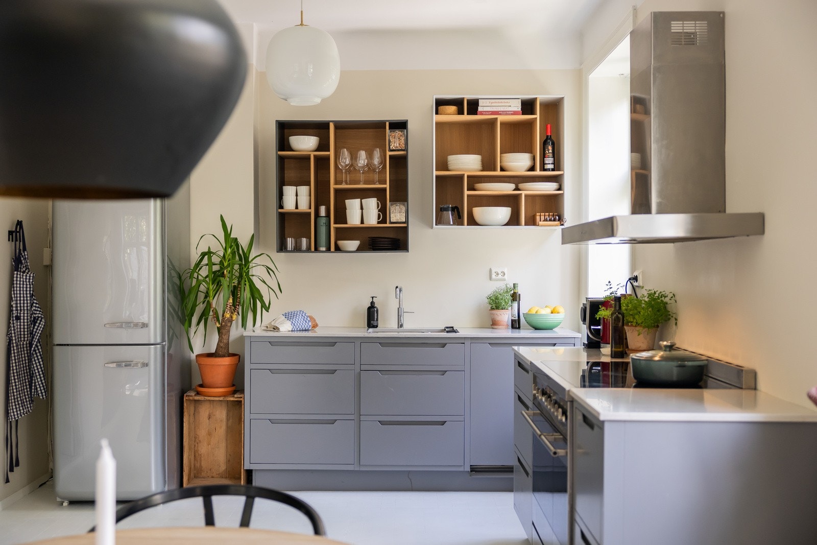 Innredningen på kjøkkenet var ny i 2013 og har tidsriktige, glatte fronter og kompositt/sten benkeplate Galleribilde