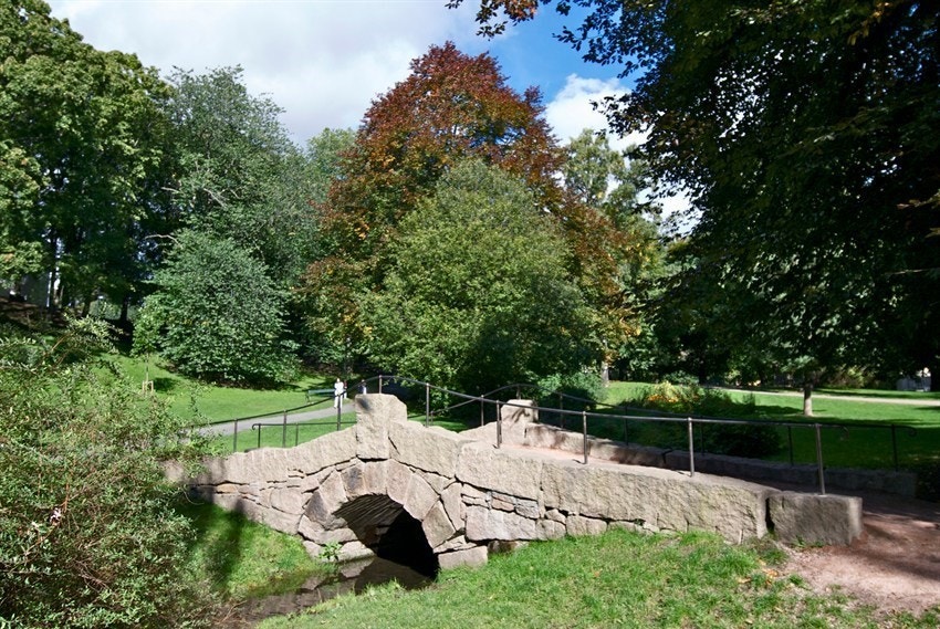 Området er sentralt og populært. Det er en kort spasertur til St. Hansahaugparken Galleribilde