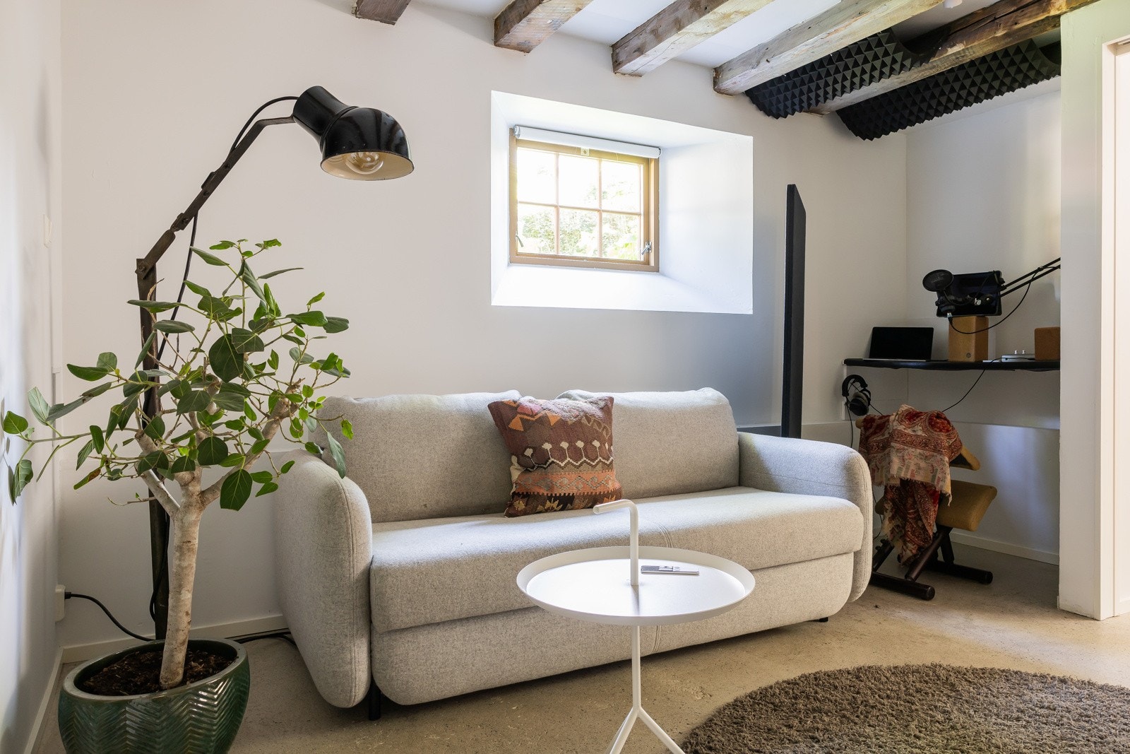 Her er overflatene malt i moderne toner og det er varmekabler i gulvene Galleribilde