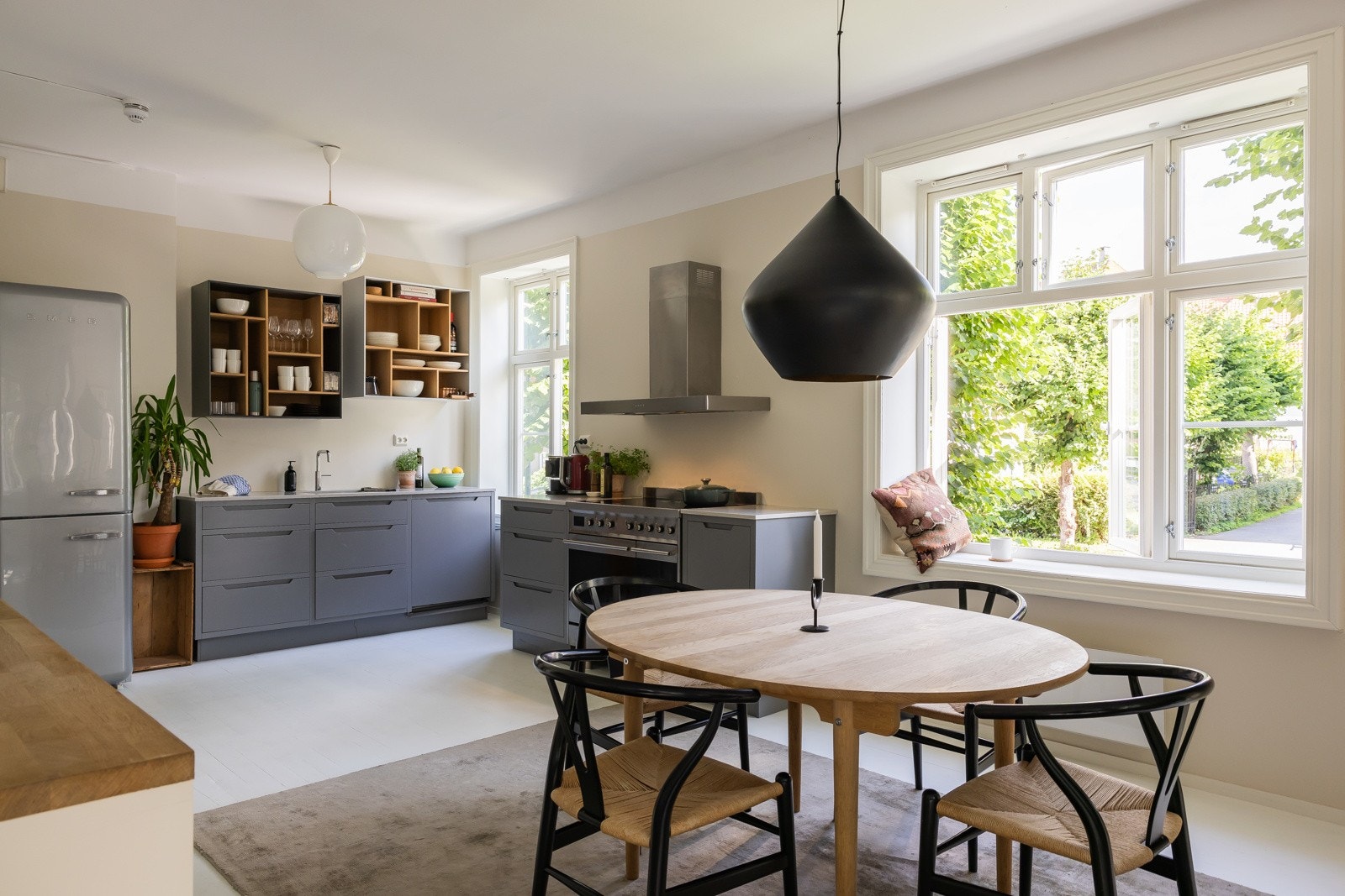 Det er god plass til å samle venner og kjente i hyggelig lag på kjøkkenet Galleribilde