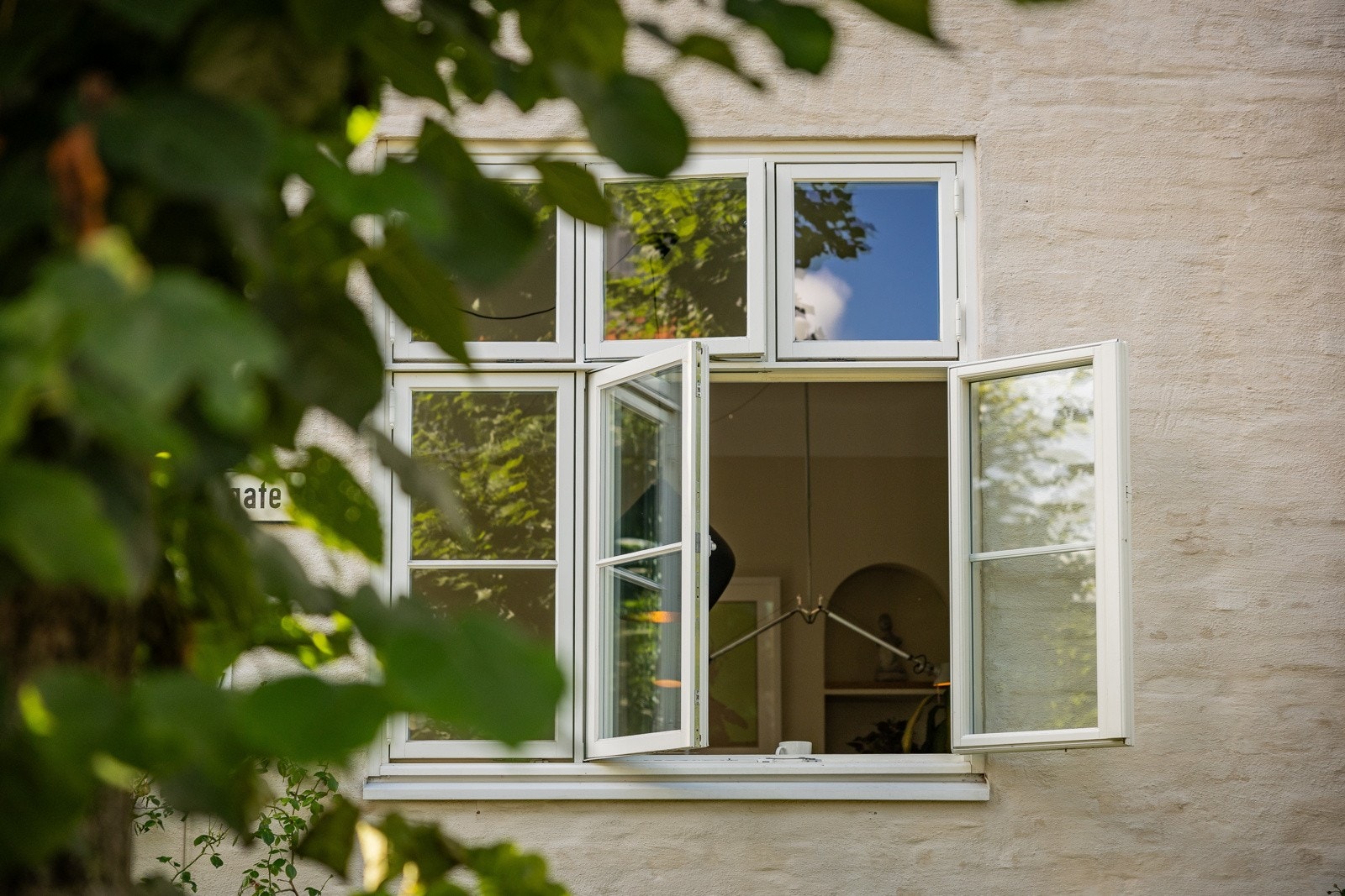Sjelden anledning i et område som kjennetegnes av ærverdige teglsteinsbygg i nybarokk-stil med store bakhager og buede gater, og nabolaget gir en følelse av ro og trygghet. Tegnet av samme arkitekter som Ullevål Hageby. Galleribilde