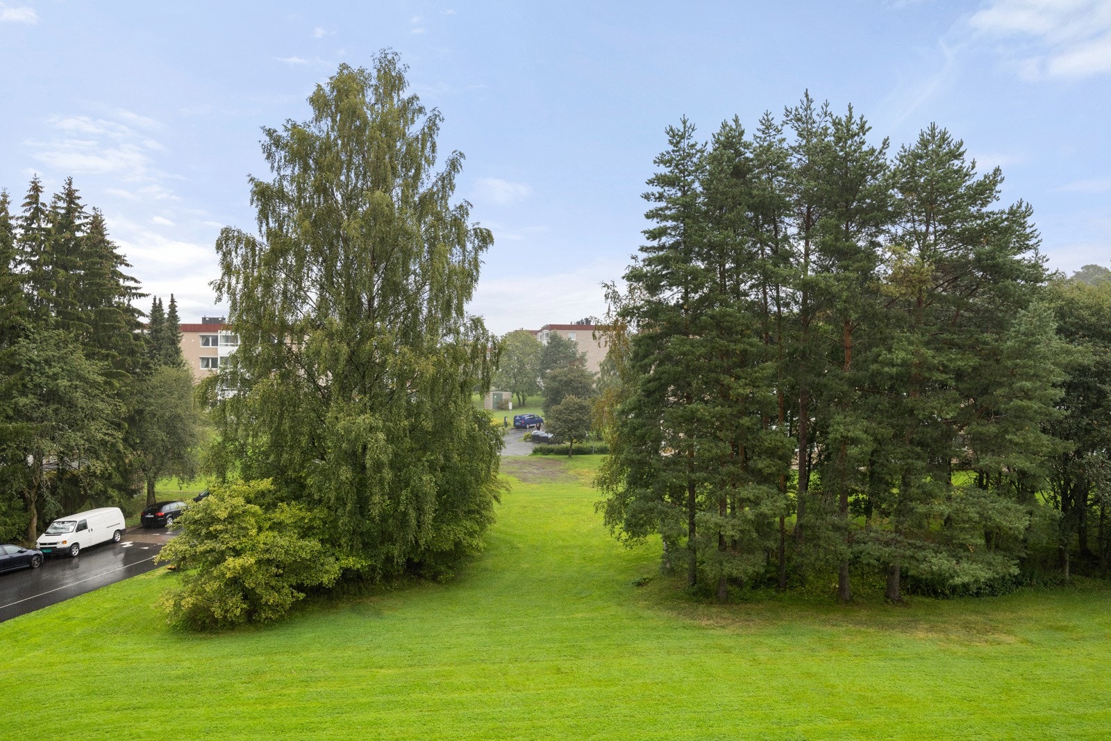 Leiligheten vender mot hyggelige fellesarealer. Galleribilde