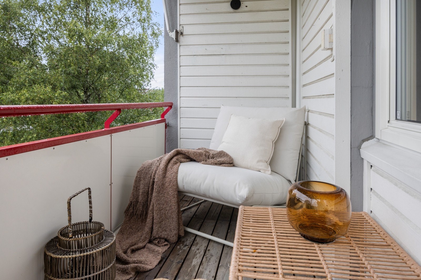 Utgang fra stuen til solrik sydvestvendt balkong. Galleribilde