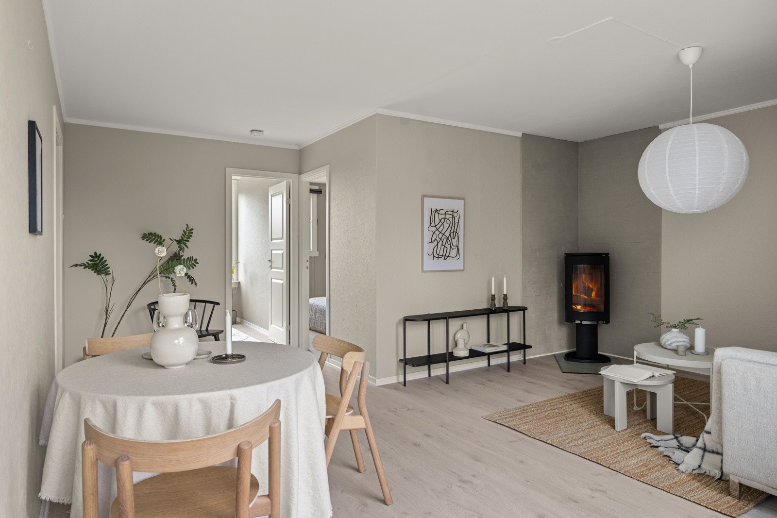 Romslig stue med god plass til både sofagruppe og spisestue. Galleribilde