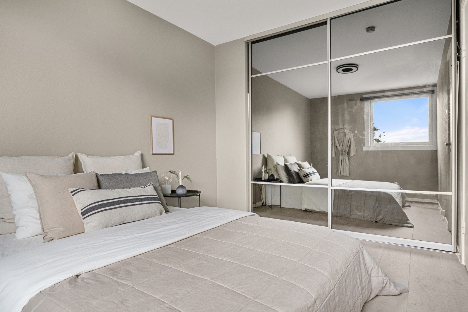 Soverom 1 med stor skyvedørsgarderobe m/ speilfronter. Galleribilde