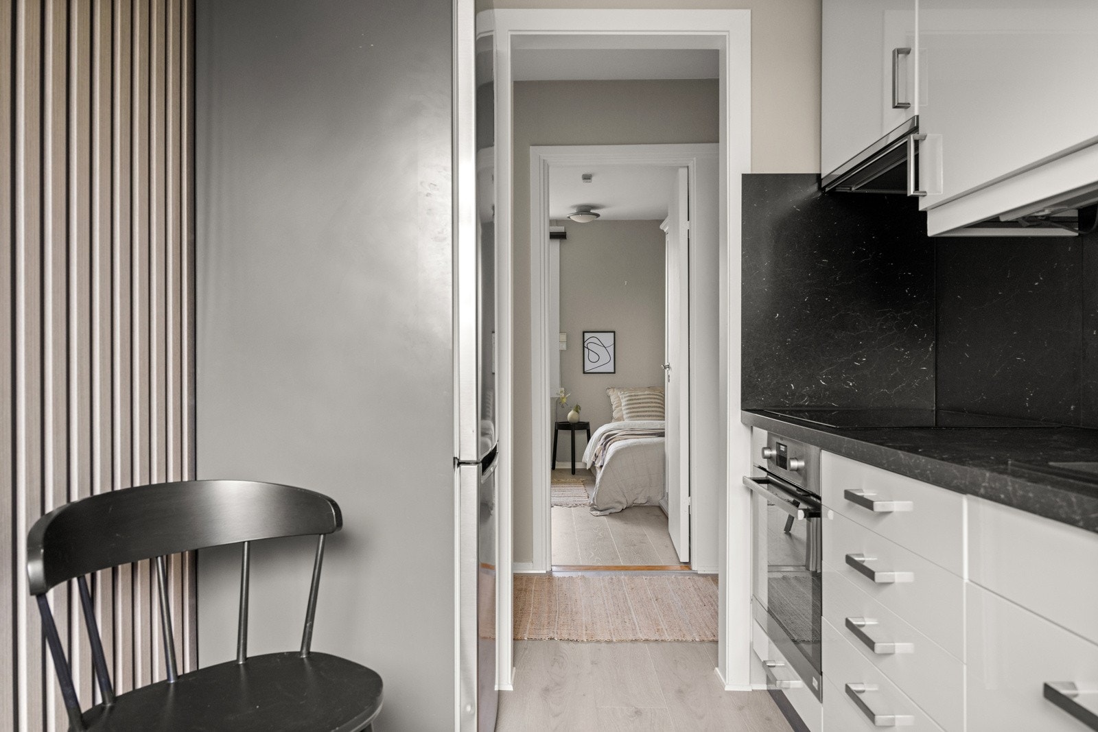 Kjøkken med rikelig skap- og benkeplass. Galleribilde