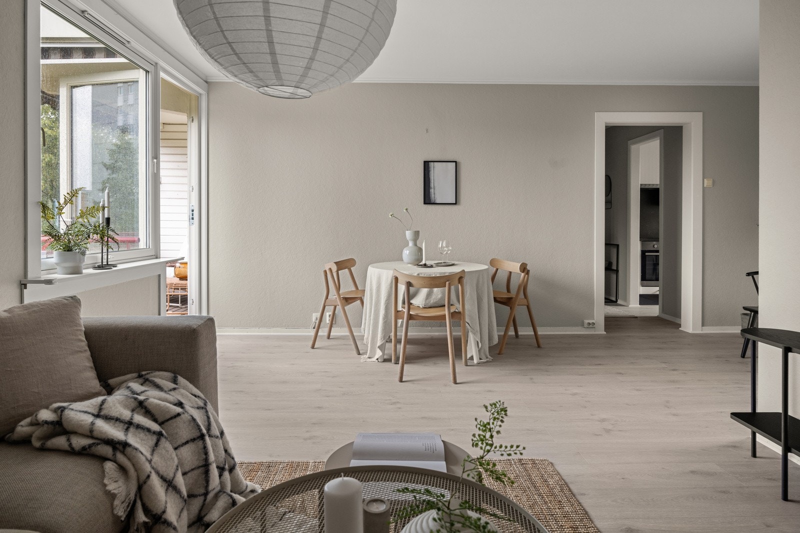 Stue med utgang til solrik balkong. Galleribilde