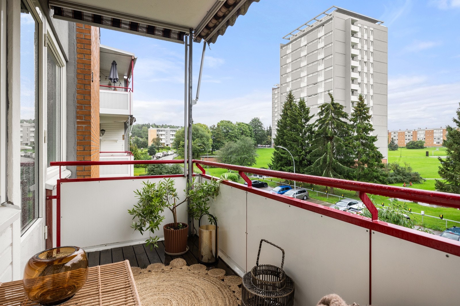 Utgang fra stuen til solrik sydvestvendt balkong. Galleribilde