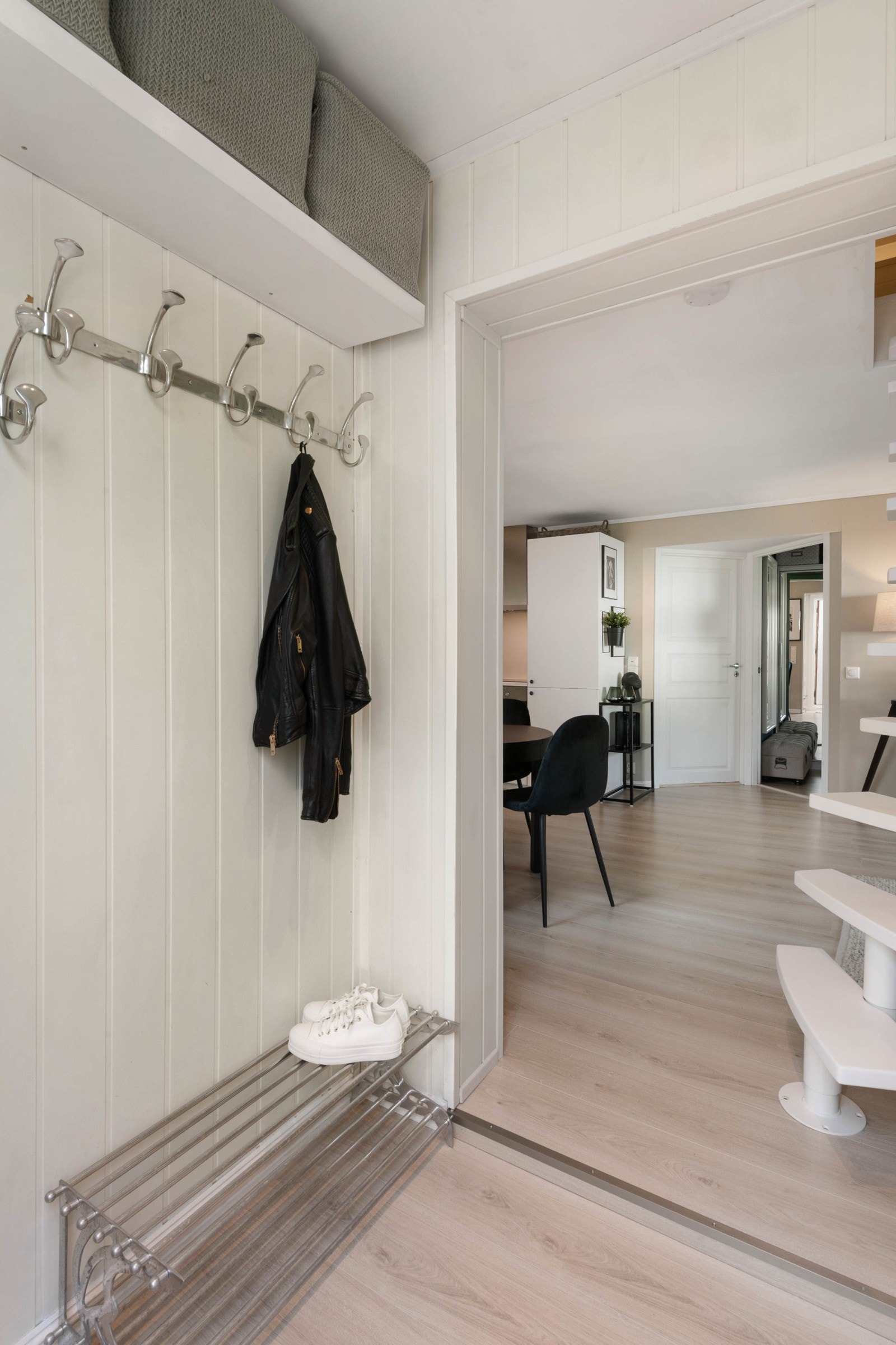 Entreen er romslig med god plass til å henge fra seg ytterklær Galleribilde