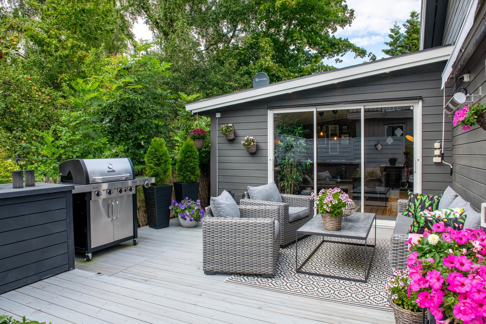 Boligen har en nydelig og svært rolig beliggenhet innerst i blindvei Galleribilde